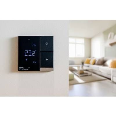 Seinään asennettu digitaalinen termostaatti näyttää 23,2 astetta