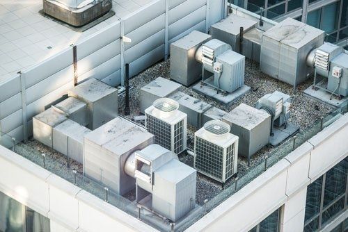 Kerrostalon katolla näkyy useita ilmanvaihto- ja lämpöpumppulaitteita